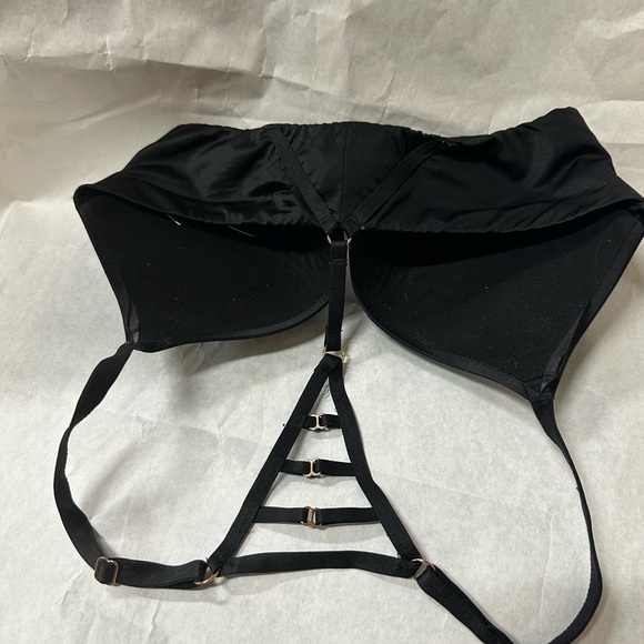Victoria's Secret Black Strappy Back Bra - Picture 4 of 7
